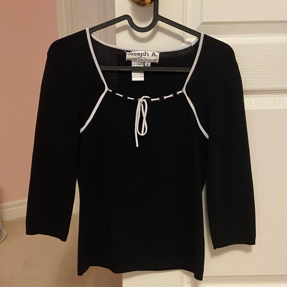 Joseph A. Petite black top, made of viscose and nylon. In good condition. - Picture 1 of 2